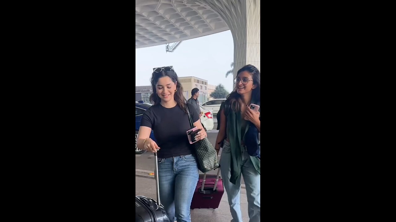 Daughter of great Sachin Tendulkar Sara Tendulkar nazar aayi at the airport 😍 | #short #shortvideo