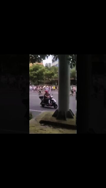 Residents in Hunan Province Chase Police to Protect a Ban on Electric Vehicles 湖南邵阳查禁电动车 民衆憤怒追打交警