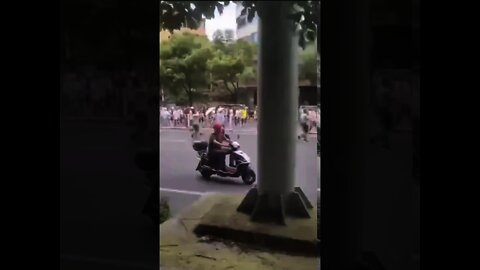 Residents in Hunan Province Chase Police to Protect a Ban on Electric Vehicles 湖南邵阳查禁电动车 民衆憤怒追打交警