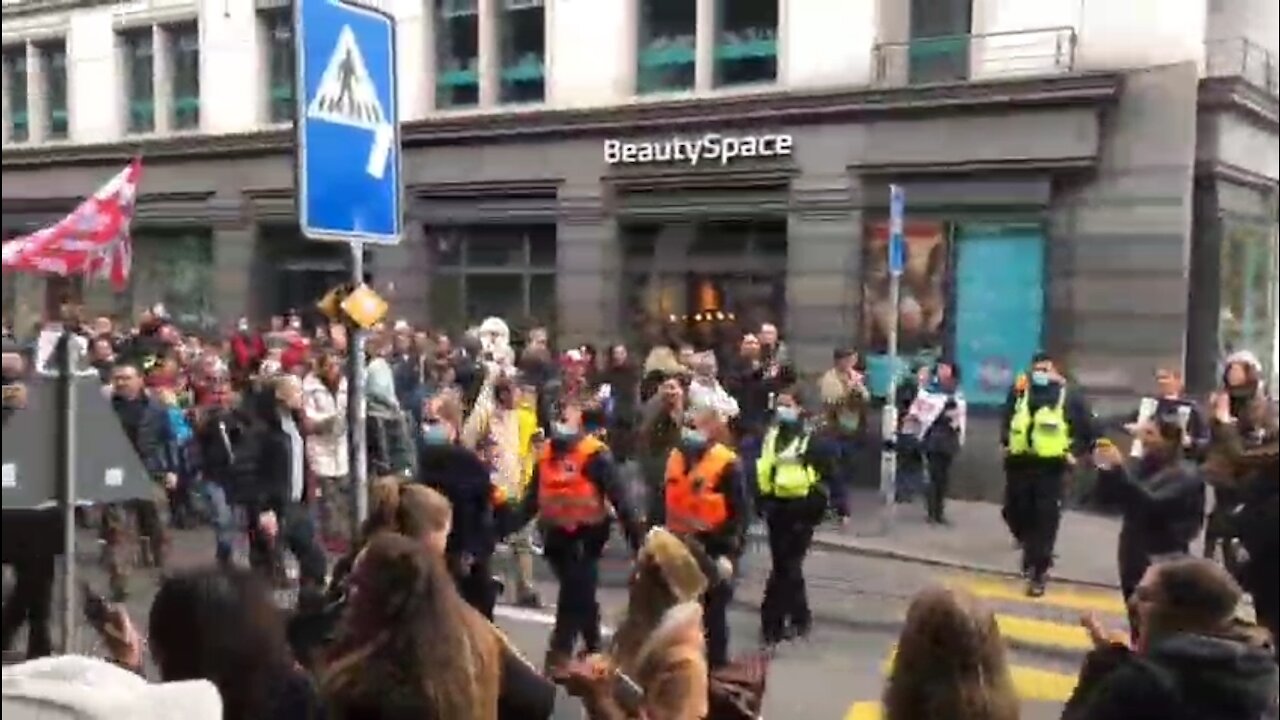 Police turned to the side of the people
