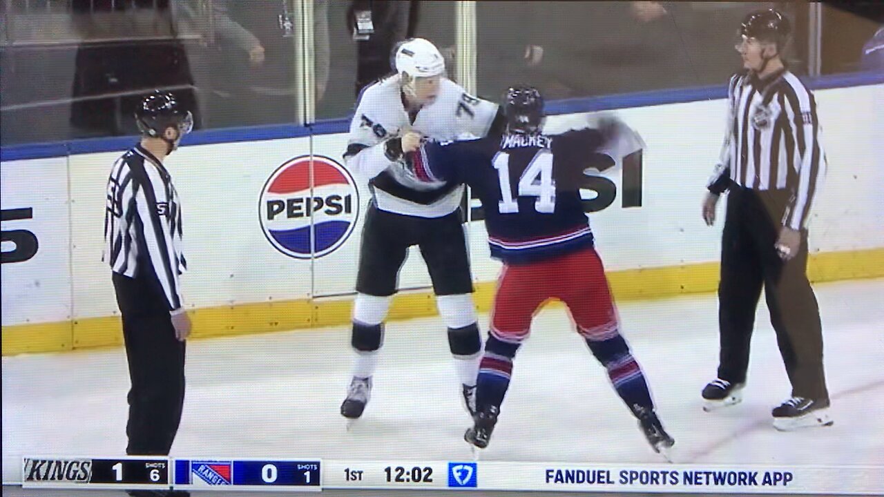 Kings #79 Sam Helenius vs. Rangers #14 Connor Mackey 🤜🏻🤛🏻👊🏻