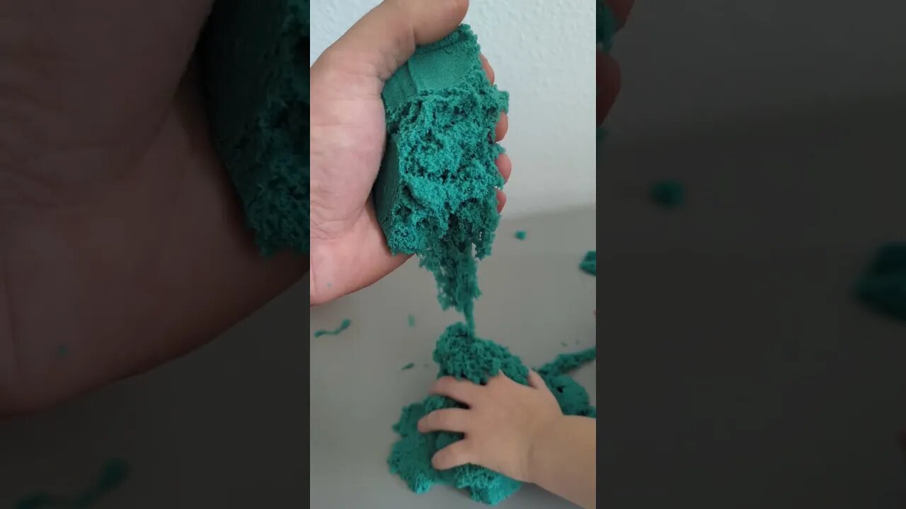 Kinetic sand is soooo weird. #kineticsand #shorts #fun #amos
