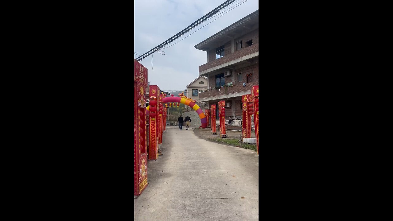 A culinary feast in rural China, but someone rich there