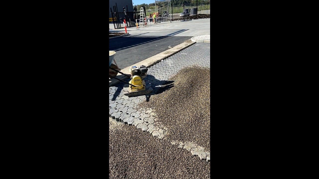 Shovelling gravel in slowmo