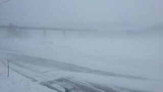 Un système neigeux et venteux ne veut pas partir du Québec