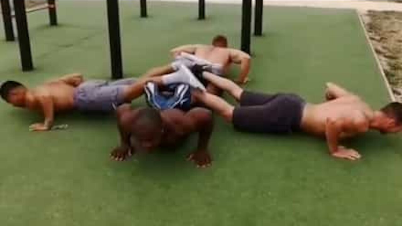 Jovens fazem flexões em conjunto