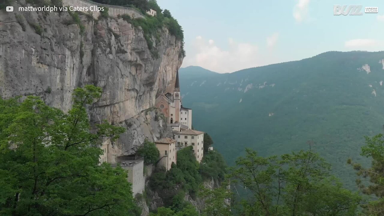 Cette magnifique église a été construite sur le flanc de la montagne