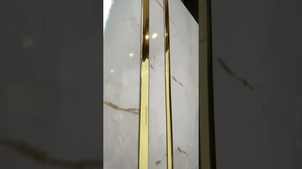 A Estante Home Apólo possui um design incrível e é ideal para otimizar a sua sala de estar.