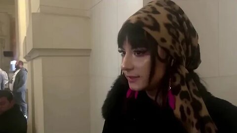 Оставиха скандалния инфлуенсър Андрю Тейт в ареста