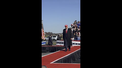 Donald Trump makes his entrance in Lititz, Pennsylvania 2 days before the election