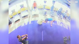 Impressionante: esteira 'engole' bola de exercício!