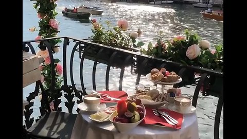 Lunch on the canal in Venice 🇮🇹