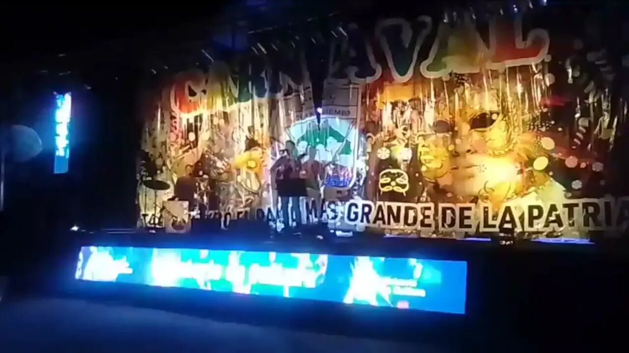 Agustín Díaz canta en el escenario de Parque Rodó, Carnaval 2023 Tacuarembó, Uruguay (22/02/2023)