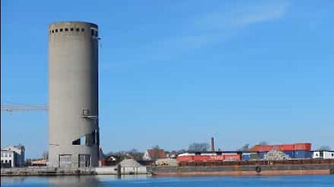 Silo demolito crolla su una biblioteca pubblica