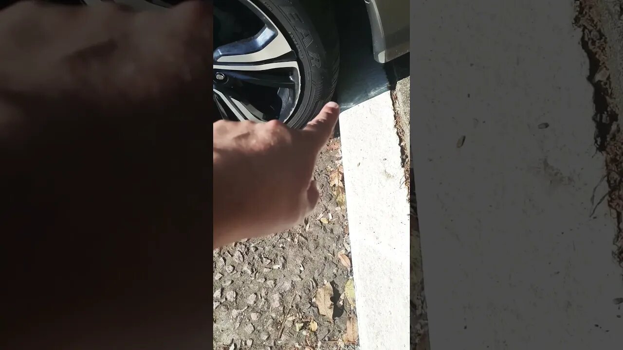 quando for estacionar de ré mantém a distância do seu pneu d