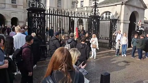 Make way guard passes tourist #horseguardsparade