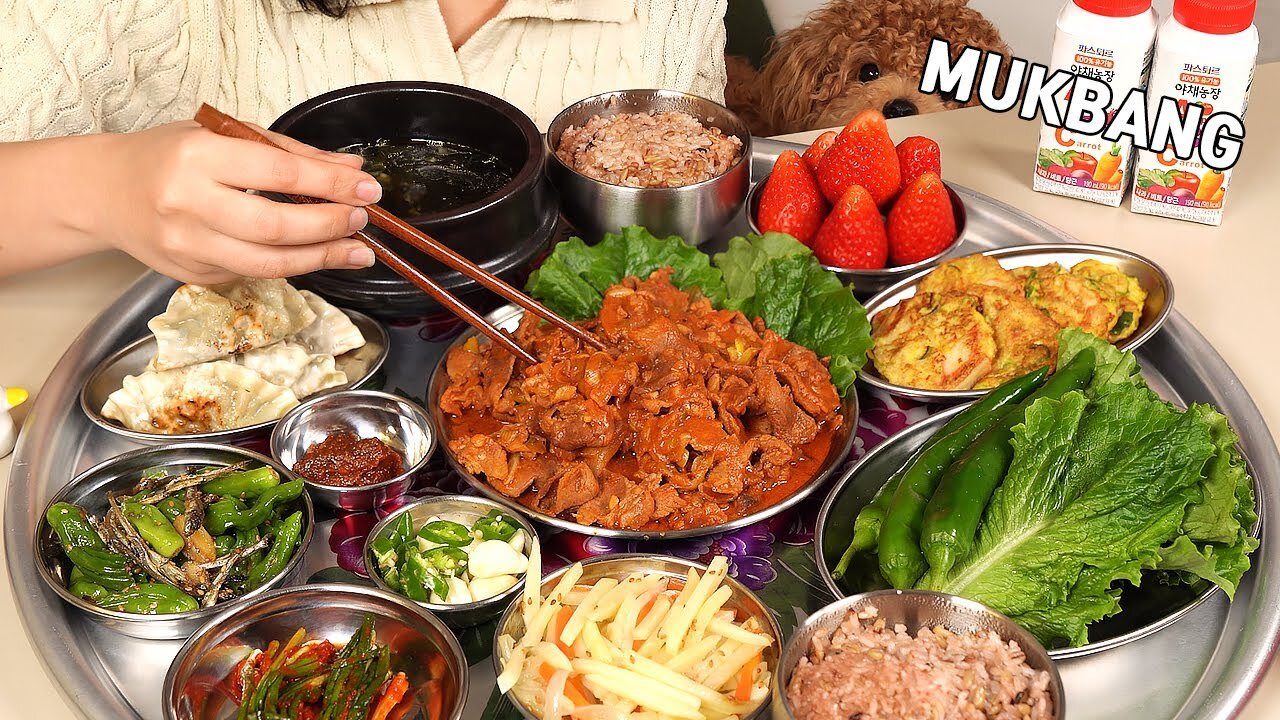 Cooking Mukbang :) Eating stir-fried pork wrapped in lettuce leaves is truly delightful.