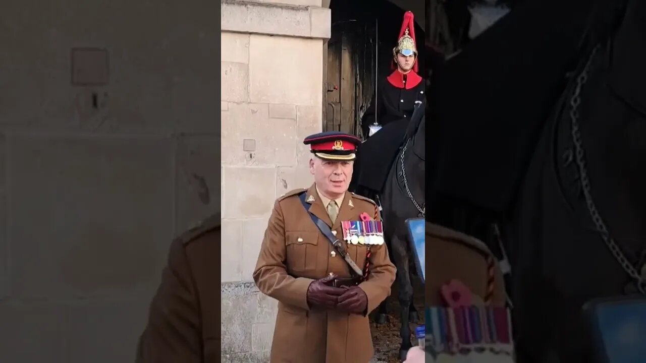 Rembeence Sunday solider poses with the kings guard #horseguardsparade