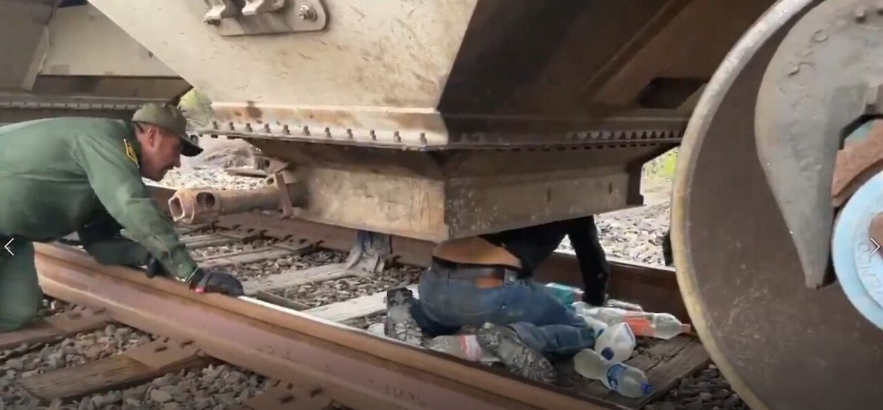 21 Mexican illegal inmigrants Get Caught by Border Patrol Inside a Cargo Train