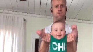 Ce papa fait du sport grâce à son bébé