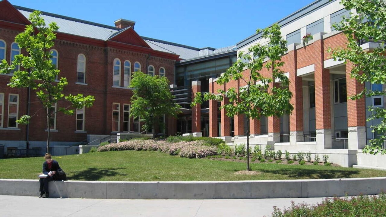 Ontario Is Now Offering OSAP Loans & Grants To Students In Nearly 600 Rapid Programs