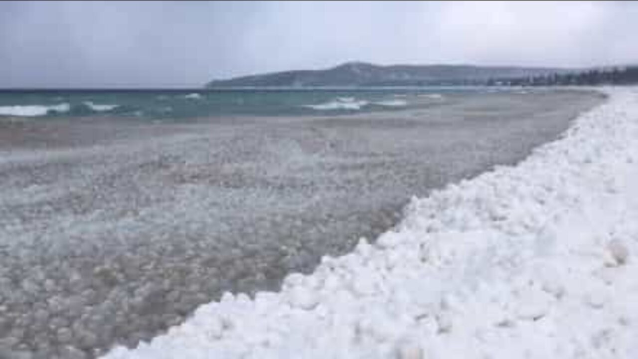 Mystiske bolde af is på stranden af Lake Michigan