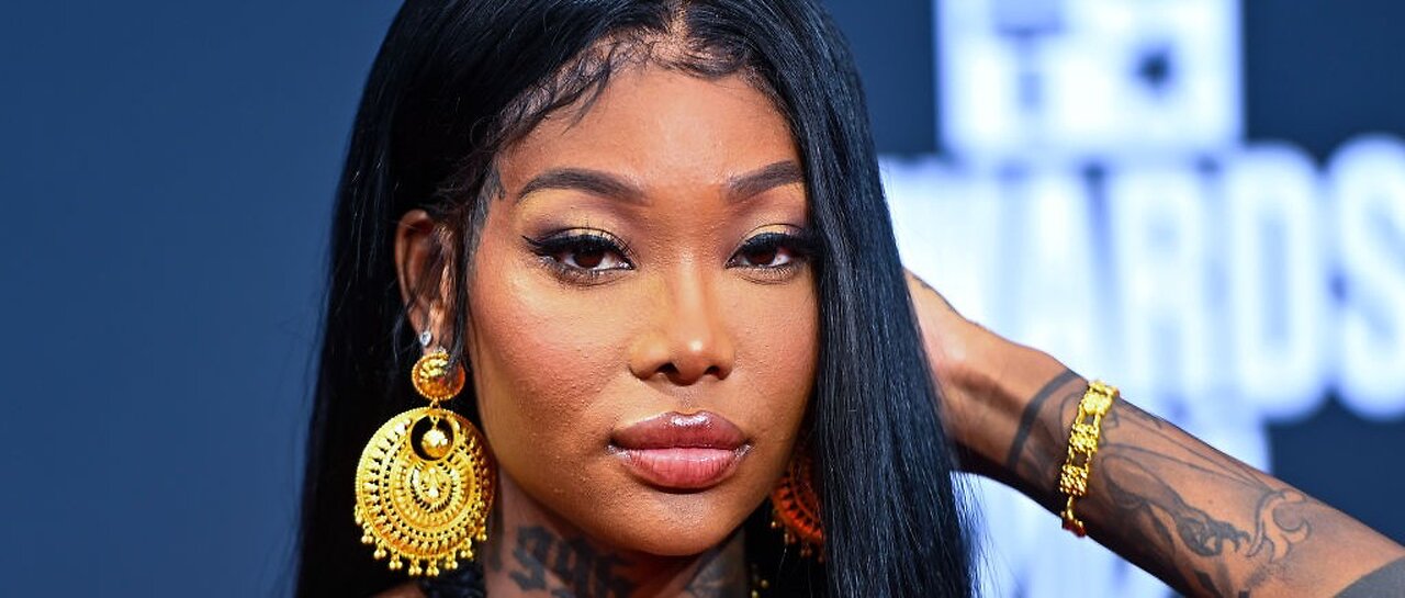 Summer Walker Outside Looking Good 👍🏾