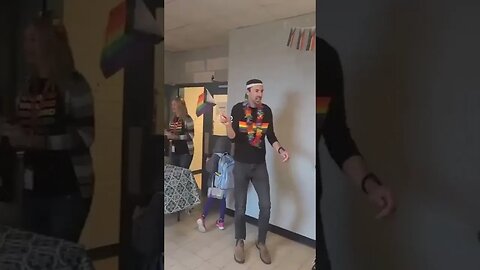 طاقم التربية والتعليم في الغرب؟ إذا هربت منهم يوم الاحتفال فكيف بالعام كله؟