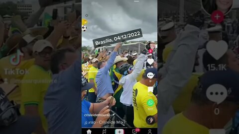 Povo em Brasilia pedindo para as Forças Armadas salvarem o Brasil