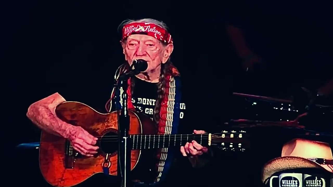 Willie Nelson Live Performance 2022 "Momma Don't Let Your Babies Grow Up to Be Cowboys" Live Show