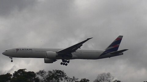 Boeing 777-300ER PT-MUG beim Endanflug vor der Landung in Manaus von Guarulhos