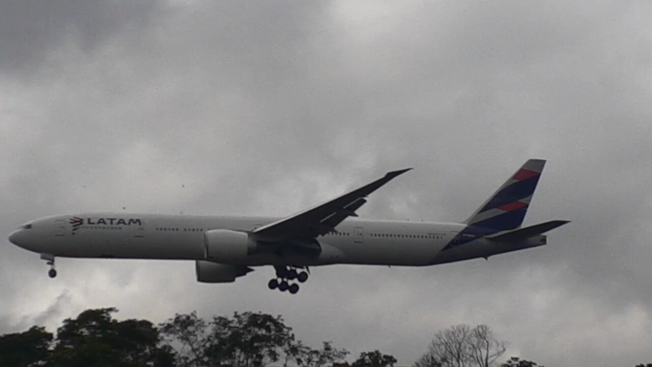 Boeing 777-300ER PT-MUG beim Endanflug vor der Landung in Manaus von Guarulhos