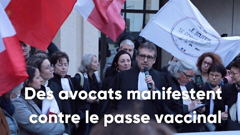 Les robes noires manifestent contre les injustices de la politique sanitaire