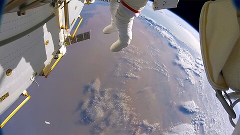 Astronautas pierden un escudo en el espacio por accidente (GoPro 8K)