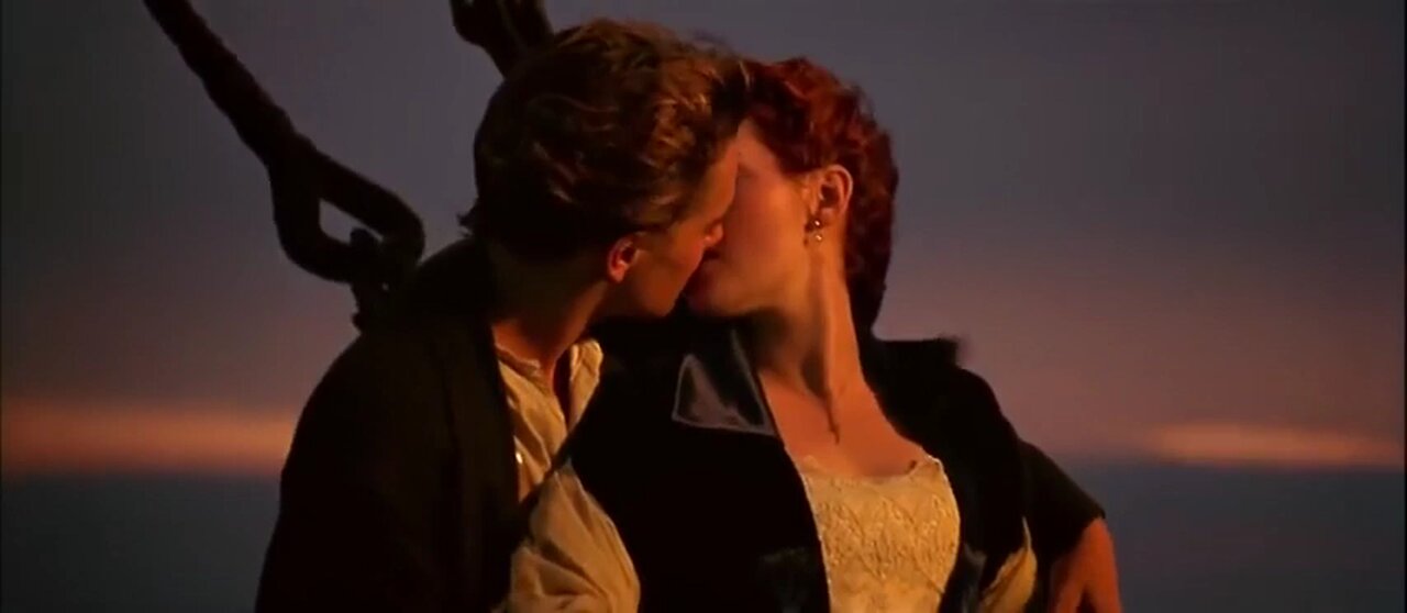 Titanic kissing scene#kiss#bold