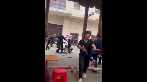 中共城管街头禁止小贩卖气球、玩具，旁边大妈看着双方争执过去捡玩具，笑嘻嘻的觉得占到便宜，这些大人就是这样给孩子树立榜样的吗？