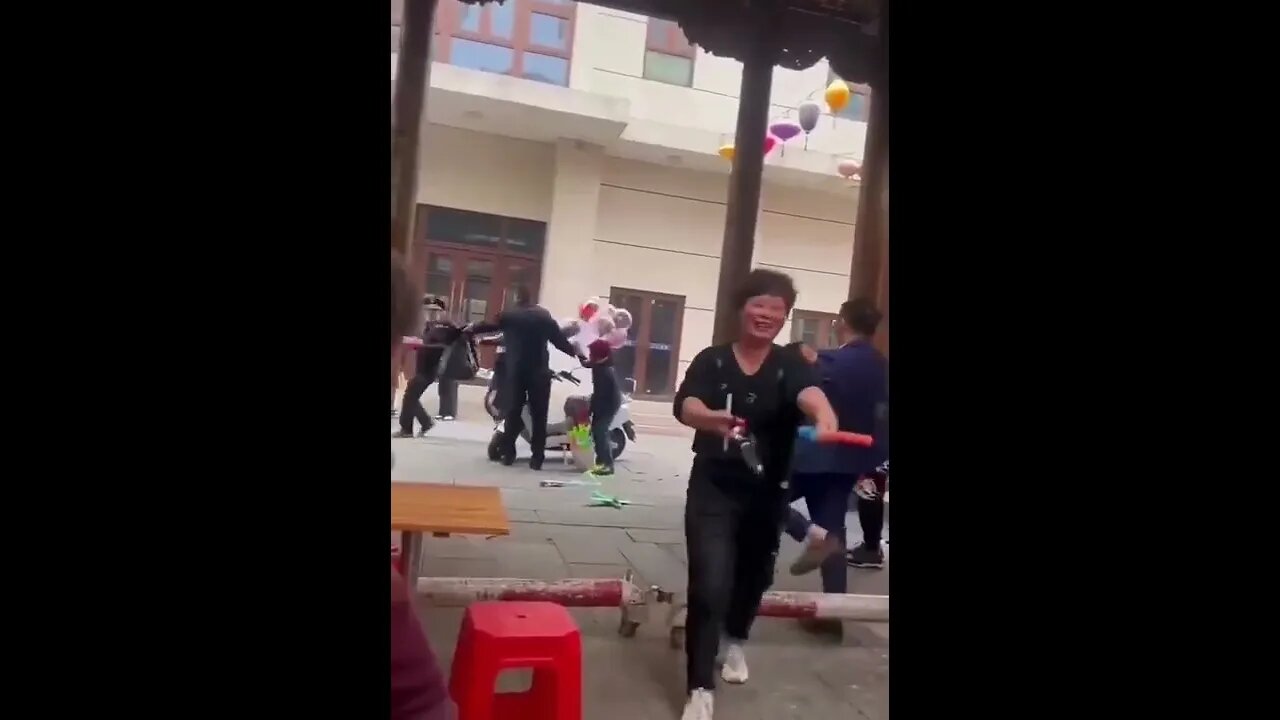 中共城管街头禁止小贩卖气球、玩具，旁边大妈看着双方争执过去捡玩具，笑嘻嘻的觉得占到便宜，这些大人就是这样给孩子树立榜样的吗？