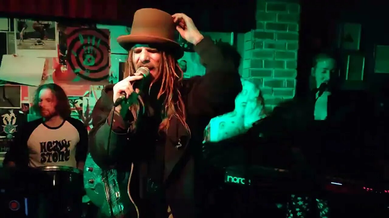 Acid Moon and the Pregnant Sun בהיכל הרוק