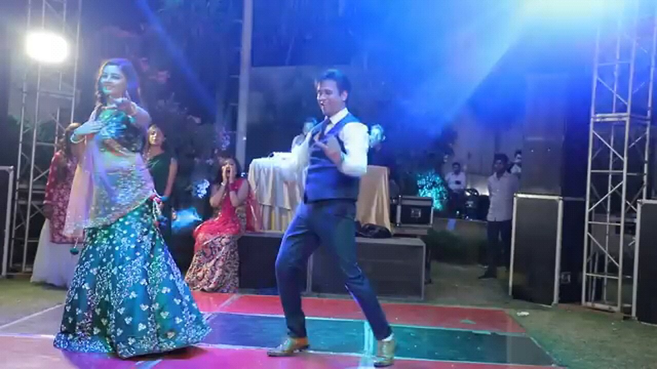 couple dance in a weading