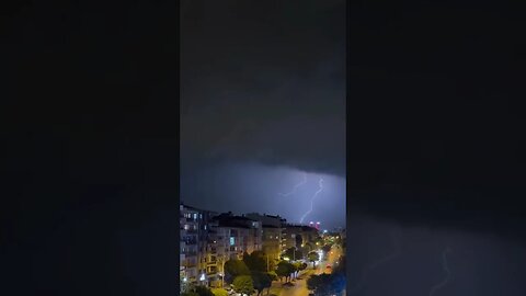 Electrifying Night: Thunder and Lightning Dance in Izmir