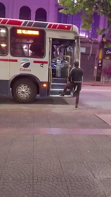 FAFO: Taxi driver educates man who swings at a bus driver.