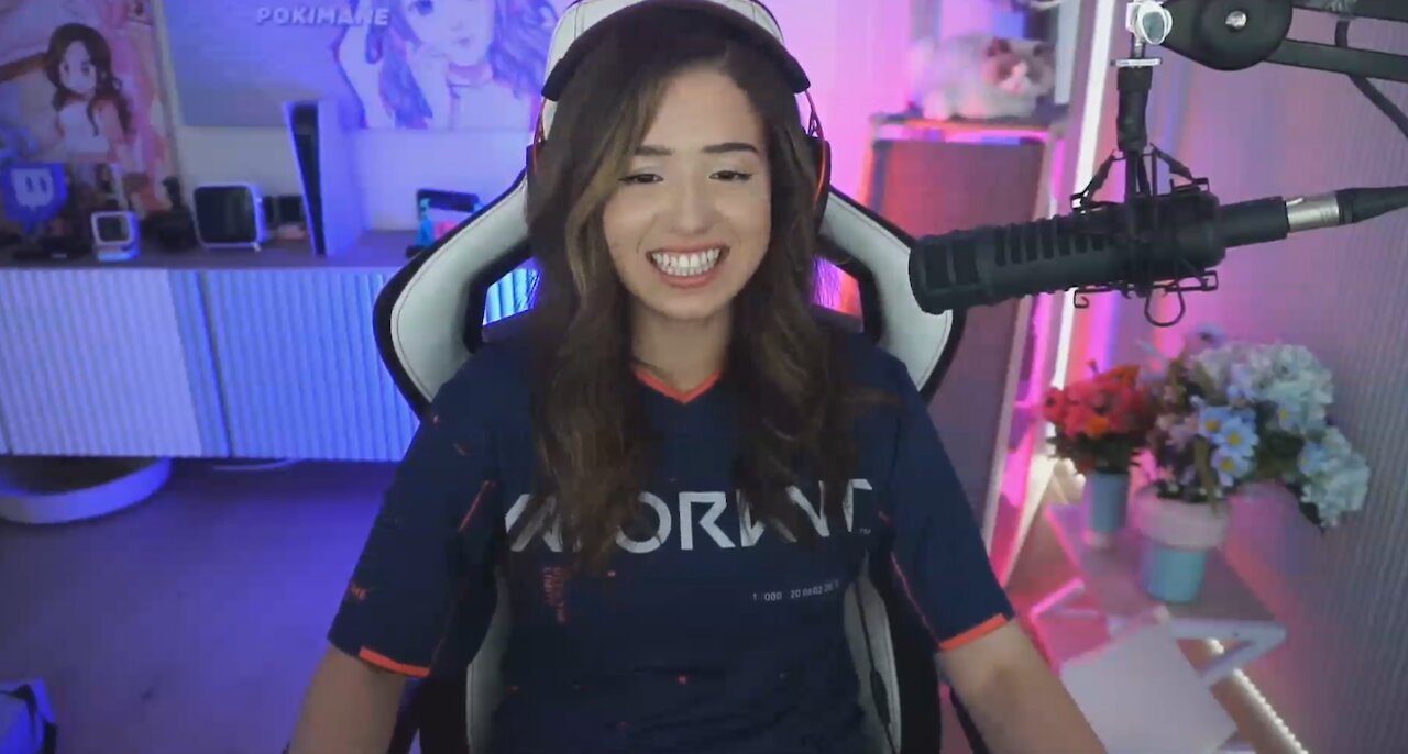 Streamer Girl pokimane forgets she is on the wrong screen