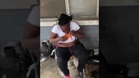 Эта негра и без своего поступка, сама по себе, вызывает отвращение.