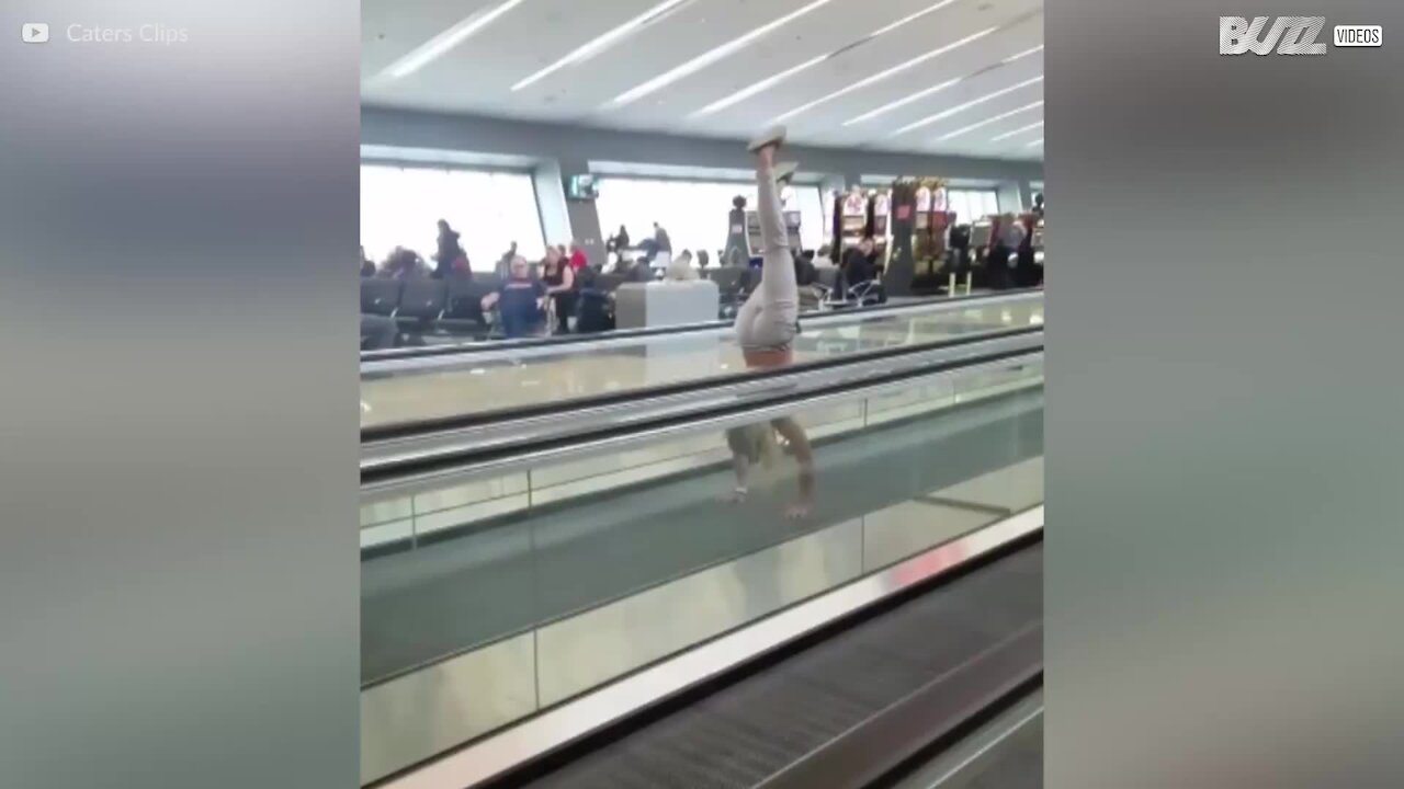 Donna esegue la verticale all'Aeroporto di Las Vegas!