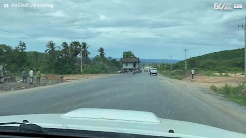 Des tracteurs déménagent une maison au Cambodge