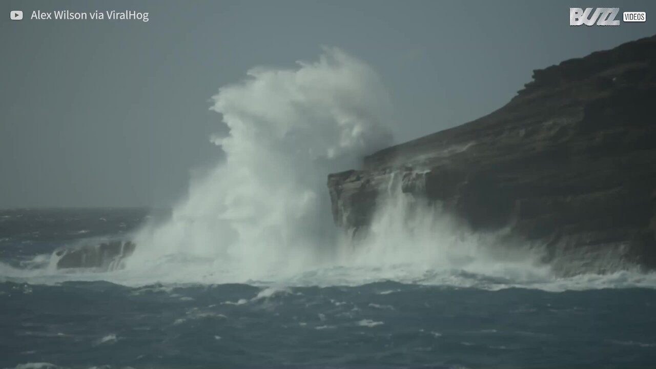 Un homme risque sa vie sur une falaise pour filmer des vagues