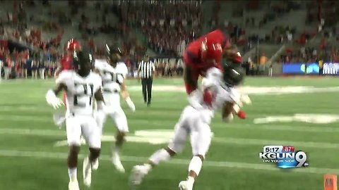 Tate returns, Arizona rolls over No. 19 Oregon 44-15