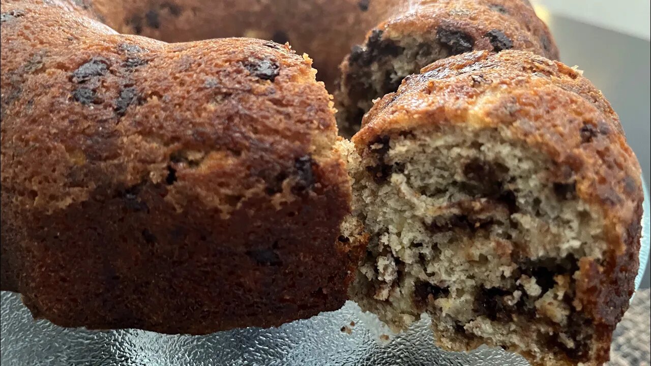 Banana cake with chocolate chips - Bolo de banana com pedaços de chocolate