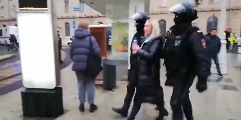 Police in Russia detain a woman protesting the war & put her on a bus, her screams heard from inside