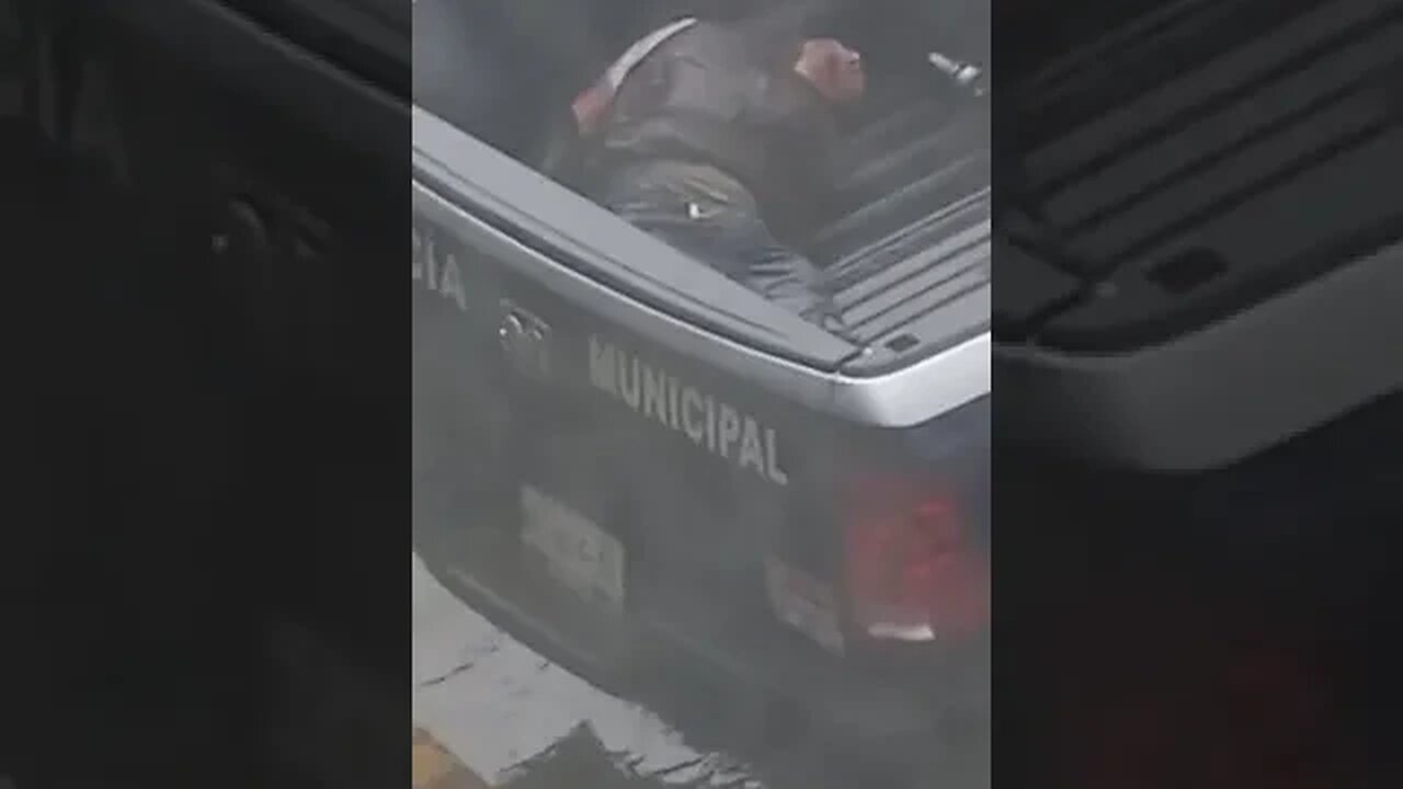 Polícia do México deixa detido algemado durante horas debaixo de chuva intensa